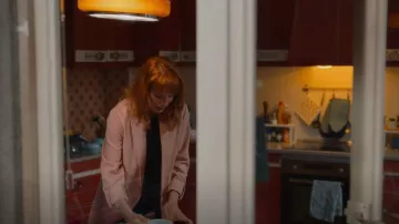 Blazer en lin extensible Gant Regular Fit porté par Valeria (Diana Gómez) vu dans Valeria (S03E02)