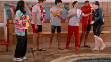 Steve Madden Possession Sneaker In Bright Multi usada por Devi Vishwakumar (Maitreyi Ramakrishnan) como se ve en Never Have I Ever (S04E07)