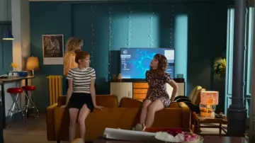 Zara Black Slit Sko­rt worn by Valeria (Diana Gómez) as seen in Valeria (S03E04)