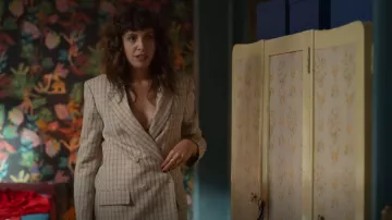 Sandro Danube Blazer sergé à carreaux à double poitrine porté par Carmen (Paula Malia) vu à Valeria (S03E04)