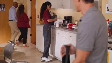 Stella McCartney Elyse Striped Platform Sole Sneakers usadas por Ms. Thompson (Genneya Walton) como se ve en Never Have I Ever (S04E07)