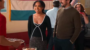 Jupe à fleurs H&M portée par Mme Thompson (Genneya Walton) comme on le voit dans Never Have I Ever (S04E07)