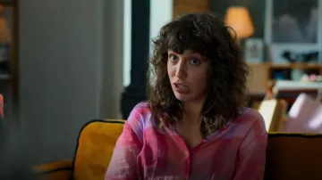 Massimo Dutti Chemise Rose 100% Ramie portée par Lola (Silma López) vue dans Valeria (S03E04)