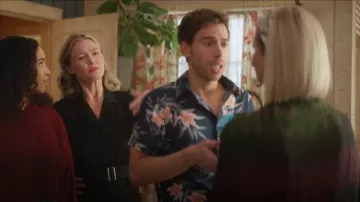 American Eagle Tropical Button-Up Resort Chemise en bleu portée par Justin (Jordan Gavaris) vue dans The Lake (S02E05)