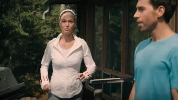 Brume Lululemon sur coupe-vent Réfléchissant porté par Maisy-May (Julia Stiles) vu dans The Lake (S01E02)