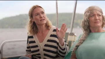 Max Mara Zona Cardigan porté par Maisy-May (Julia Stiles) vu dans Le Lac (S02E08)
