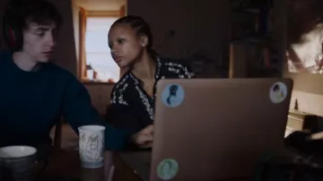 Isabel Marant Pampa Blusa bordada usada por Pia (Myha'la Herrold) vista en Black Mirror (S06E02)