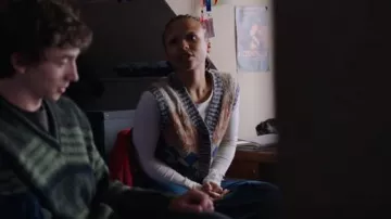 Re/Done Beige 50s Cardi­gan Vest worn by Pia (Myha'la Herrold) as seen in Black Mirror (S06E02)