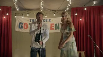 Adivina Eco Zamaria Maxi Vestido usado por Jayne (Natalie Lisinska) como se ve en El lago (S01E05)