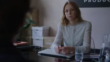 Reiss Felicia Chemisier à manches longues à échelle porté par Yorkie (Mackenzie Davis) vu dans Black Mirror (S06E02)