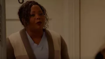 Charter Club Lux­u­ry Cash­mere Col­or­block Open Cardi­gan worn by Carla Price (Cocoa Brown) as seen in 9-1-1 (S01E02)