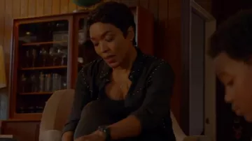 Camisa con tachones Rails Beau usada por Athena Grant (Angela Bassett) como se ve en 9-1-1 (S01E02)