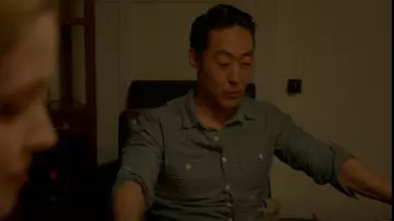 J Crew Sporting Goods Chemise de travail Blue Selvedge Chambray portée par Howie 'Chimney' Han (Kenneth Choi) comme on le voit dans le document 9-1-1 (S01E03)