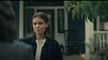Madewell Lightspun Oversized Ex-Boyfriend Swing Shirt in Heisley worn by as seenMadewell Lightspun Oversized Ex-Boyfriend Swing Shirt in Heisley worn by Ashley Poet (Kate Mara) as seen in Class of '09 (S01E06)