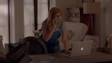 Apple MacBook Air 13 utilisé par Abby Clark (Connie Britton) comme vu dans 9-1-1 (S01E04)