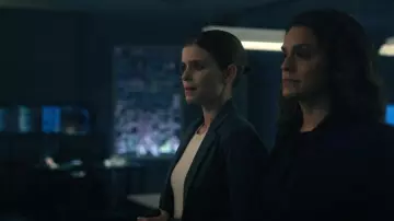 Theory Carissa Blazer worn by Ashley Poet (Kate Mara) as seen in Class of '09 TV series outfits (Season 1 Episode 4)