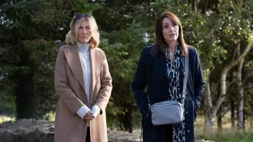 Manteau de chameau porté par Rosaline (Eve Best) vu dans Maryland (saison 1)