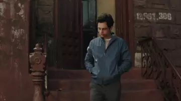 La chaqueta azul con cremallera usada por Joe Goldberg (Penn Badgley) en la serie YOU (Temporada 1 Episodio 6)