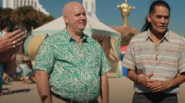 Levi's Pepper Green Leafy Animal Pocket Short Sleeve Button Up usado por el Dr. Eli Gemstone (John Goodman) como se ve en The Righteous Gemstones (S03E01)