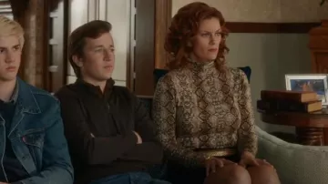 Top de mezcla de algodón impreso con cliché usado por Amber Gemstone (Cassidy Freeman) como se ve en The Righteous Gemstones (S02E06)