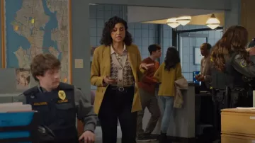 Gilet Femme Houndstooth sélectionné porté par Emily Price (Vella Lovell) comme on le voit dans Animal Control (S01E11)