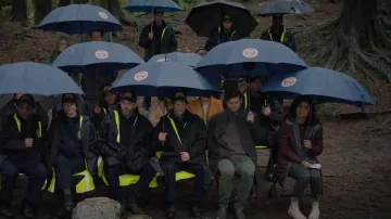 LL Bean Ultralight 850 Manteau à capuchon en duvet porté par Emily Price (Vella Lovell) vu dans Animal Control (S01E12)