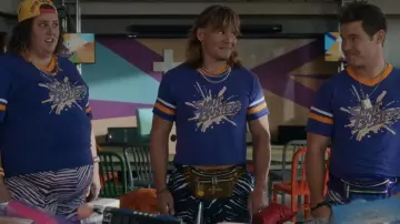 Ruacat Holographic Yellow Transparent Multicolor Fanny Pack porté par Keefe Chambers (Tony Cavalero) comme on le voit dans The Righteous Gemstones (S03E01)