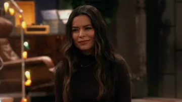 Par Anthropologie Collier monogramme délicat porté par Carly Shay (Miranda Cosgrove) vu dans iCarly (S03E04)