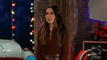 Sandro Gray Ribbed Zipper porté par Carly Shay (Miranda Cosgrove) comme on le voit dans iCarly (S03E04)