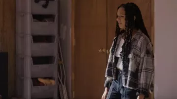 BDG Caleb Camisa de franela recortada usada por Trina (Djouliet Amara) como se ve en The Big Door Prize (S01E08)