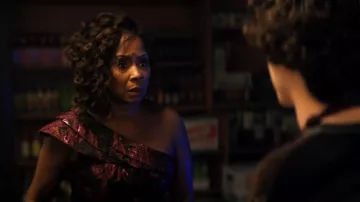 Aidan Mattox One Shoulder Metallic Jacquard Gown usado por Izzy (Crystal R. Fox) como se ve en The Big Door Prize (S01E07)