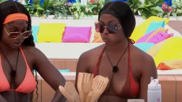 Pretty Little Thing Rust Colour Block Micro Mini Triangle Bikini Top porté par Catherine Agbaje vu dans Love Island (S10E15)