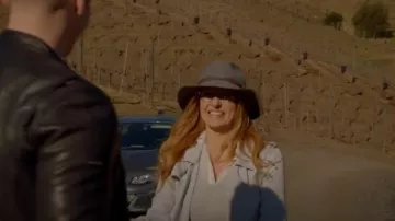 Chandail en cachemire Aqua V-Neck porté par Abby Clark (Connie Britton) vu dans 9-1-1 (S01E09)