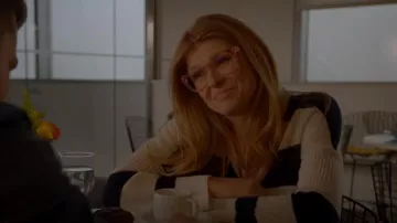 Kule Addison V-Neck Manches longues Rayed Sweater porté par Abby Clark (Connie Britton) comme on le voit dans 9-1-1 (S01E09)