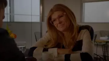 Kule Addison V-Neck Long-Sleeve Striped Sweater usado por Abby Clark (Connie Britton) como se ve en 9-1-1 (S01E09)