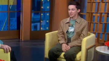 Coach Heritage Reversible Jacket porté par Andrew Barth Feldman comme vu dans Good Morning America le 19 juin 2023