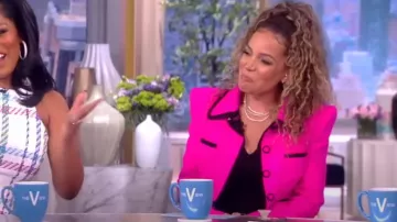 Sergio Hudson Cropped Frame Wool Jacket usada por Sunny Hostin como se ve en The View el 19 de junio de 2023