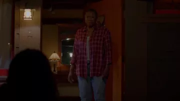 Camisa vintage Urban Hipster usada por Henrietta 'Hen' Wilson (Aisha Hinds) como se ve en 9-1-1 (S01E10)