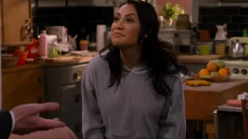 Sudadera con capucha corta Alo Yoga Muse usada por Valentina (Francia Raisa) como se ve en Cómo conocí a tu padre (S02E16)