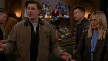 Carhartt WIP Grey Detroit Organic Cotton Denim Jacket porté par Jesse (Chris Lowell) comme on le voit dans How I Met Your Father (S02E16)