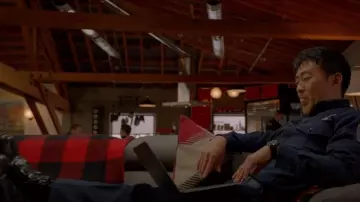 Apple Macbook air utilisé par Howie 'Chimney' Han (Kenneth Choi) vu dans 9-1-1 (S01E10)