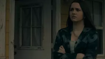 American Eagle Western Tribal Charcoal Stell Gray Shirt usada por Tabitha Matthews (Catalina Sandino Moreno) como se ve en From (S02E09)