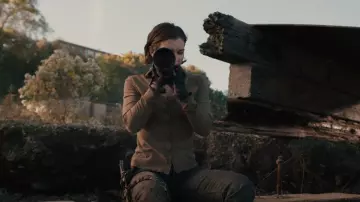James Perse Jer­sey Pan­eled Slub Cot­ton Shirt worn by Maggie Rhee (Lauren Cohan) as seen in The Walking Dead: Dead City (S01E01)