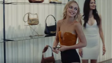 Saint Laurent Plunge-neck Cropped Velvet Top usado por Jocelyn (Lily-Rose Depp) como se ve en The Idol (S01E03)