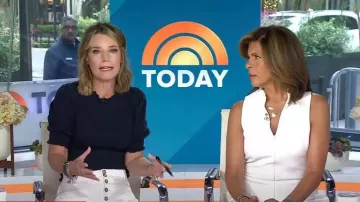 Veronica Beard Langston Smocked Top usado por Savannah Guthrie como se ve en Today el 20 de junio de 2023