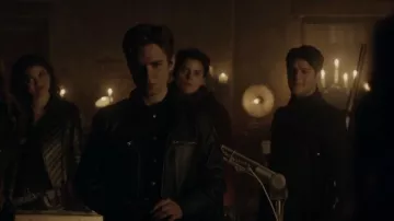 Blanc Noir Acceleration Asym Moto Mesh Jacket usada por Harper Row (Fallon Smythe) como se ve en Gotham Knights (S01E12)