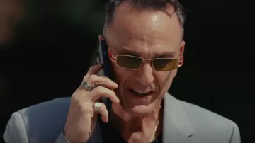 Lunettes de soleil Gentle Monster Seydoux 032 à monture rectangulaire portées par Chaim (Hank Azaria) comme on le voit dans The Idol (S01E03)