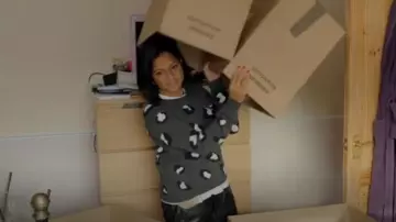 Jumper 1234 Leopard Crew porté par Dilly Carter comme on le voit dans Sort Your Life Out With Stacey Solomon (S02E04)