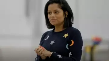 Jumper 1234 All Over Star/Moon Crew Knit porté par Dilly Carter comme on le voit dans Sort Your Life Out With Stacey Solomon (S02E04)