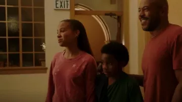 Chandail étoilé Sun 68 porté par May Grant (Corinne Massiah) vu dans 9-1-1 (S02E03)